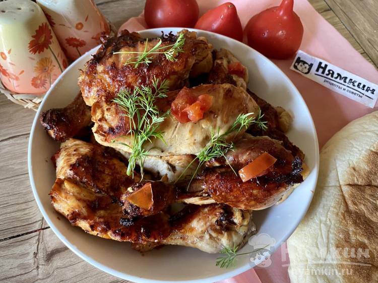 Сочная курица кусочками с помидором на сковороде