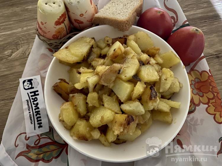 Жареная картошка с луком и сливочным маслом на сковороде