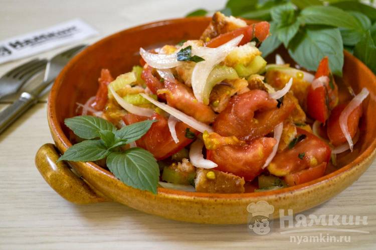 Классический салат Панцанелла с помидорами и сухариками