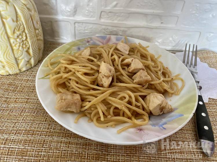 Жареное куриное филе кусочками со спагетти на сковороде