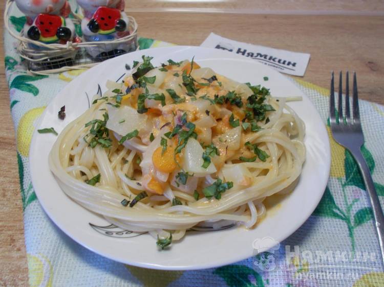 Спагетти с подливой из овощей и плавленого сыра на сковороде
