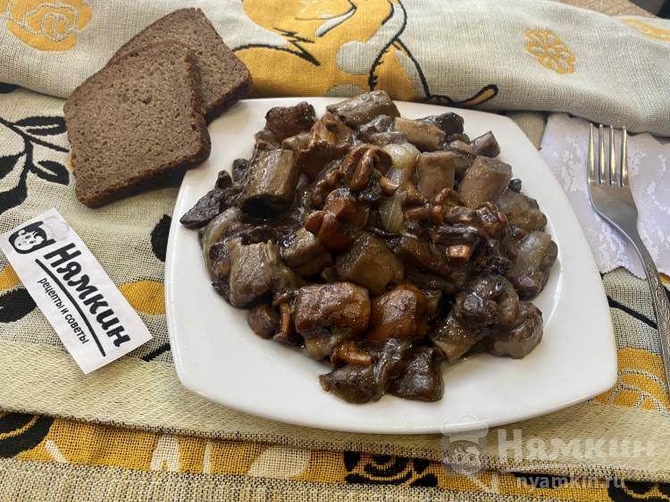 Жареные лесные грибы с репчатым луком на сковороде