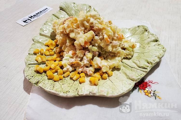 Салат с курицей, консервированной кукурузой и вареными овощами