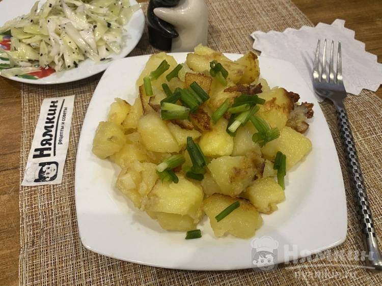 Жареная картошка с чесноком и зелёным луком на сковороде