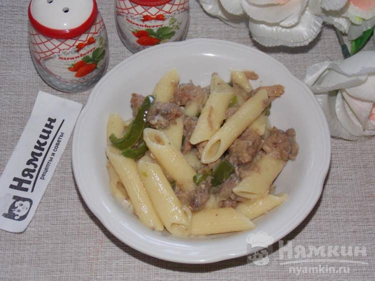 Вкусные макароны со свиной тушенкой, луком и болгарским перцем на сковороде
