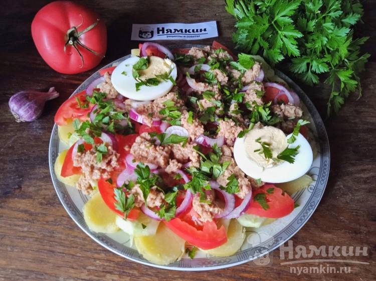 Рыбный салат с вареной картошкой, свежими овощами и консервированным тунцом