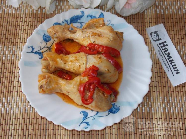 Куриные голени с болгарскими перцами и томатной пастой в утятнице