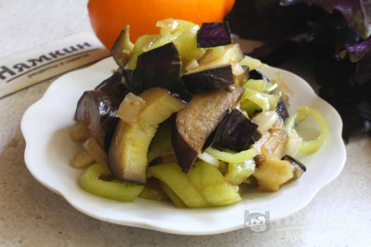Салат из баклажанов с болгарскими перцами, свежим и жареным луком