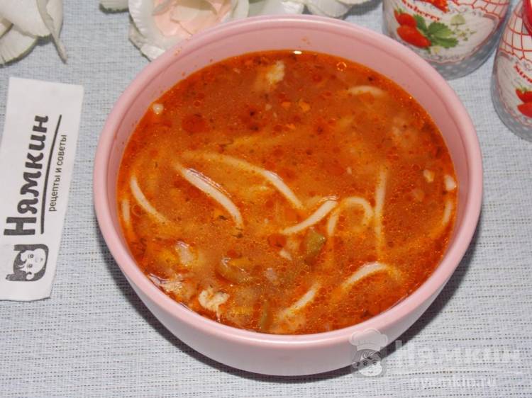 Томатный суп с томатной пастой,  спагетти и тушенкой