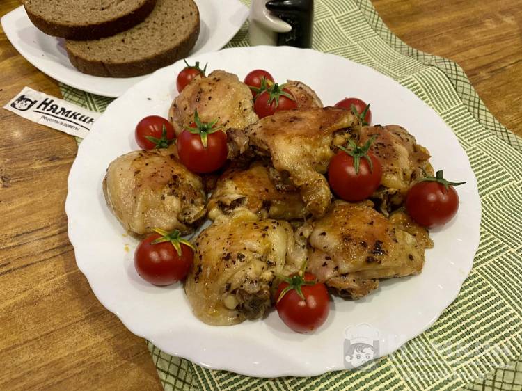 Жареные куриные бёдра на сковороде с чесноком и базиликом