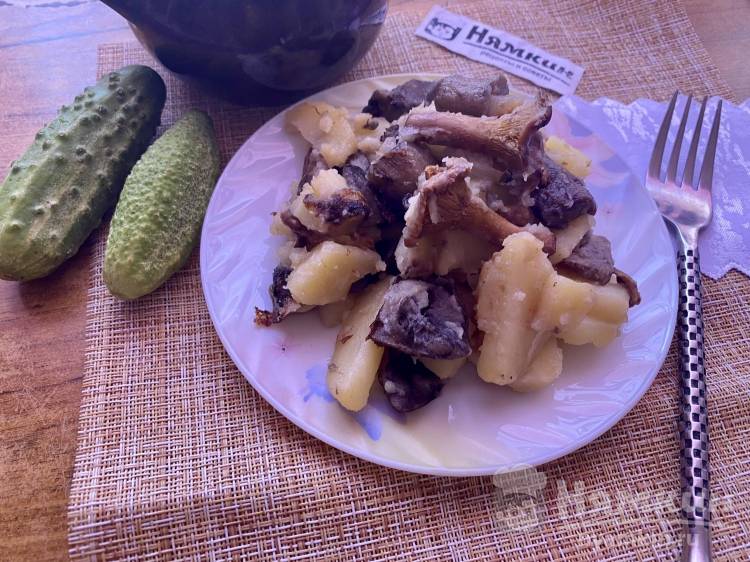 Жареная картошка с лесными грибами, луком и сливочным маслом