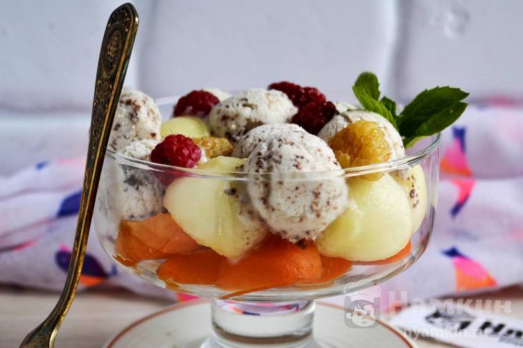 Десерт без выпечки из дыни, абрикосов и мороженого