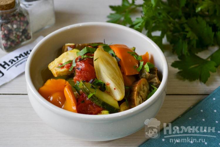 Сезонные овощи с базиликом и розмарином в духовке