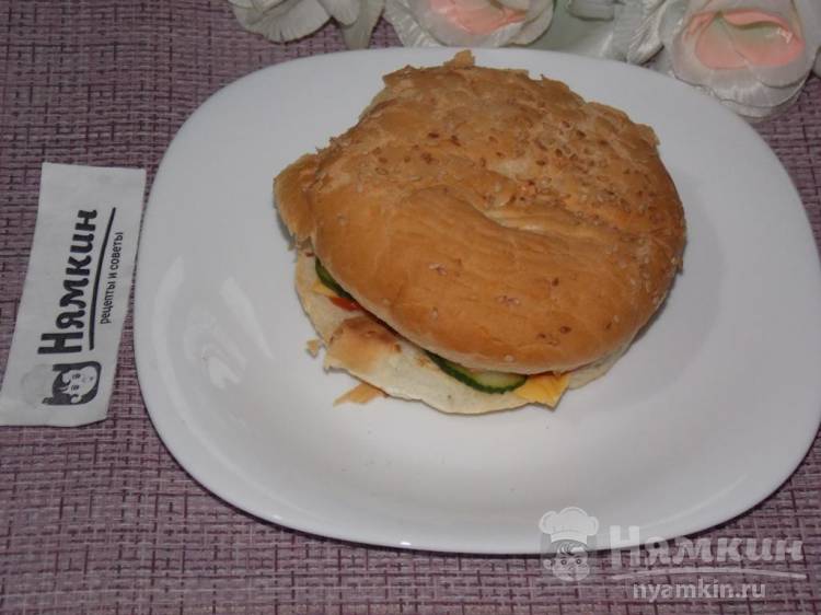 Домашний гамбургер без котлеты с плавленым сыром и свежими овощами