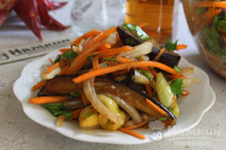 Сочный салат из баклажанов с морковью, перцами и луком