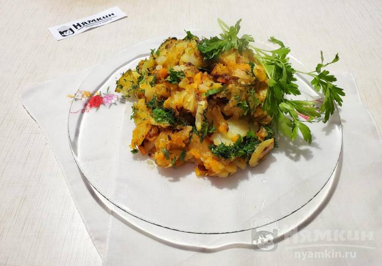 Жареная картошка с луком, тыквой, морковью и мускатным орехом на сковороде