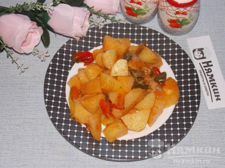 Картошка с луком, болгарскими перцами и паприкой в рукаве на гарнир