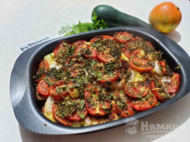Кабачки с помидорами, луком и зеленью в духовке