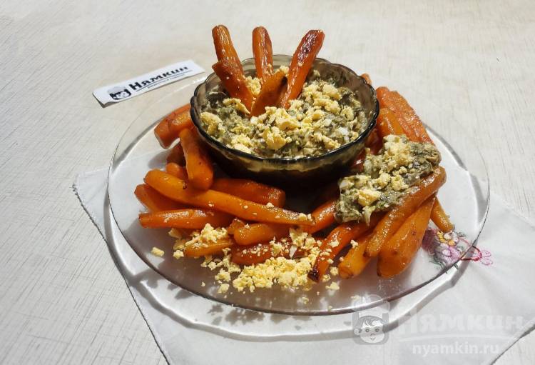 Жареная мини морковь с соусом из щавеля, майонеза и чеснока