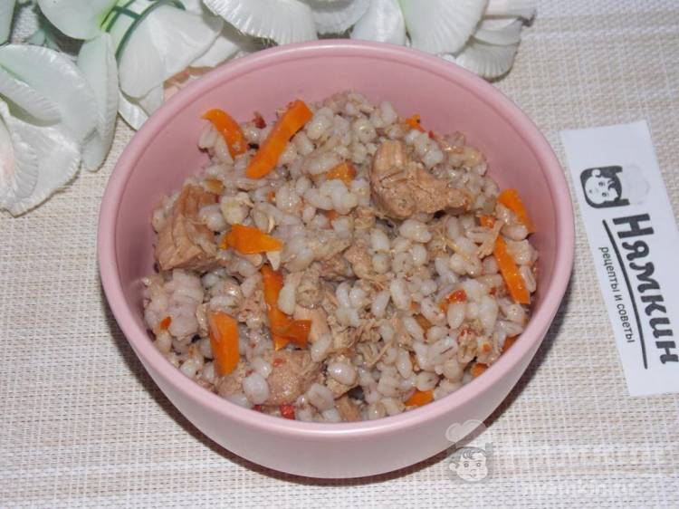 Перловая каша со свиной тушенкой, морковью и сухими томатами на сковороде