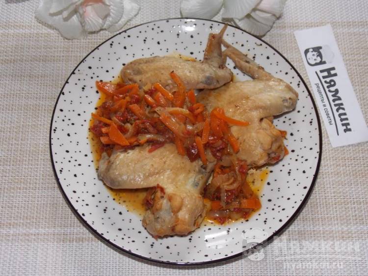 Куриные крылья с овощами и сушеными томатами в мультиварке