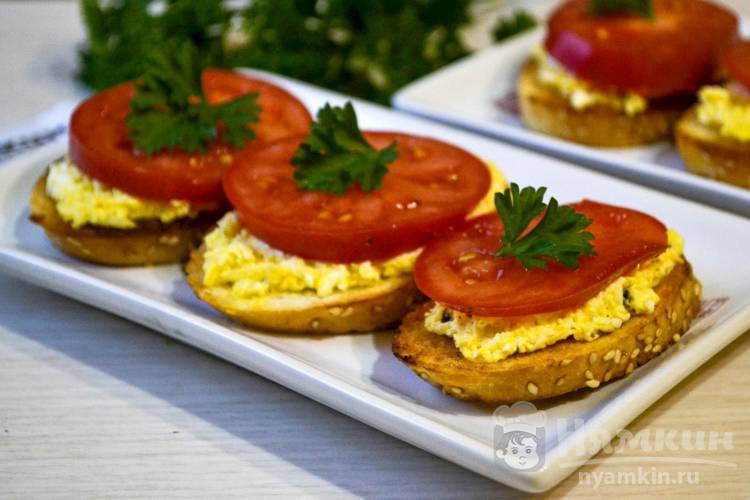 Закусочные бутерброды на сковороде с сыром, помидорами и вареными яйцами