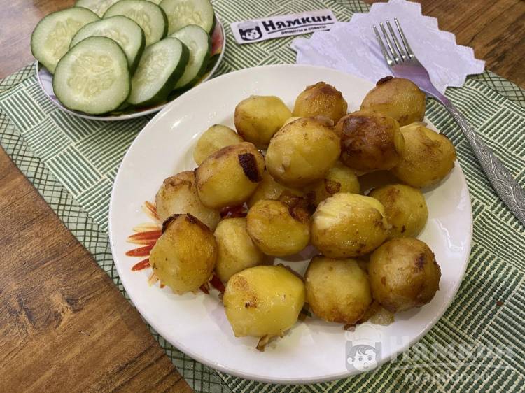 Жареный беби картофель целиком с репчатым луком на сковороде