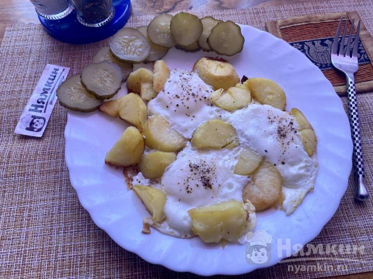 Яичница глазунья с вареной картошкой и чесноком