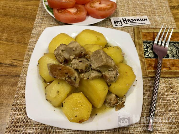 Тушеная картошка со свининой и луком на сковороде