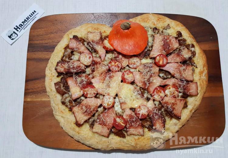 Пицца с колбасой, сыром, жареной тыквой и помидорами Тыква на Хэллоуин
