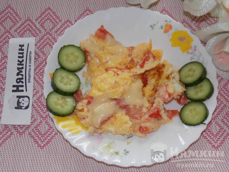 Яичница-болтунья с помидорами и сыром в мультиварке