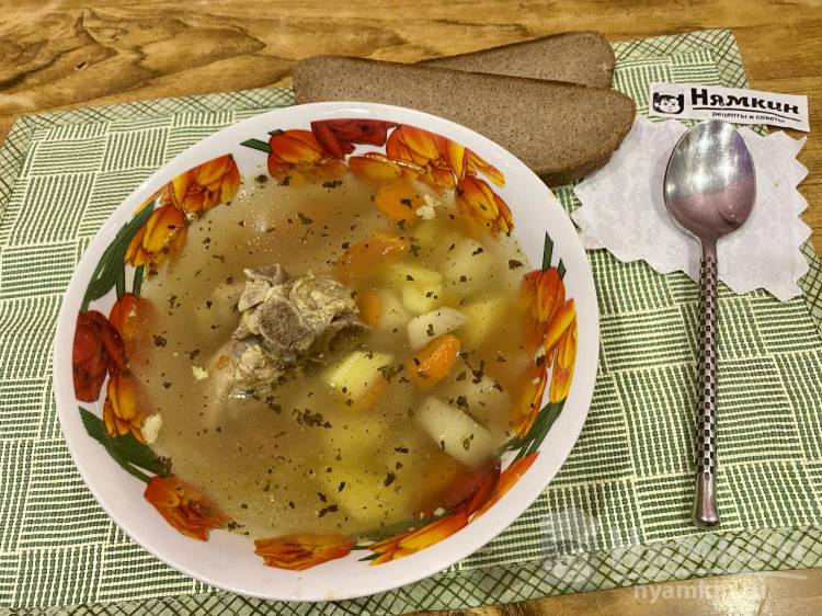 Суп на бульоне из свиного рагу с овощами и приправой Магги