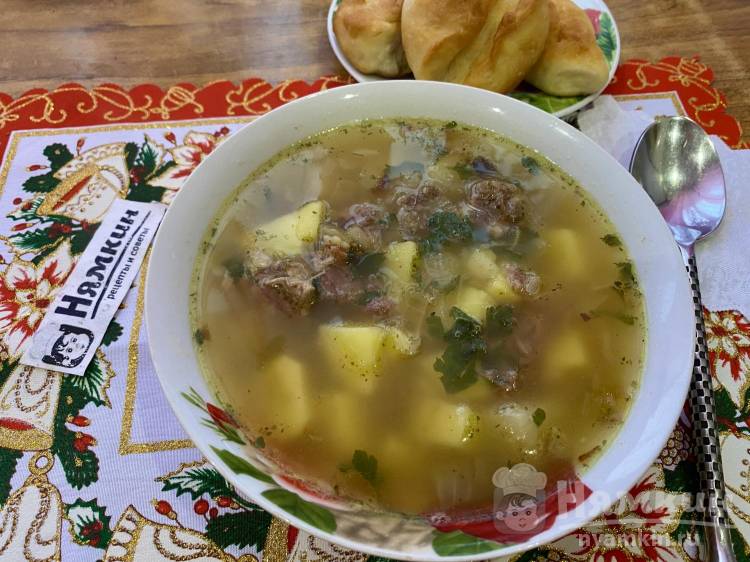 Чесночный суп с тушёнкой, макаронами и жареным луком