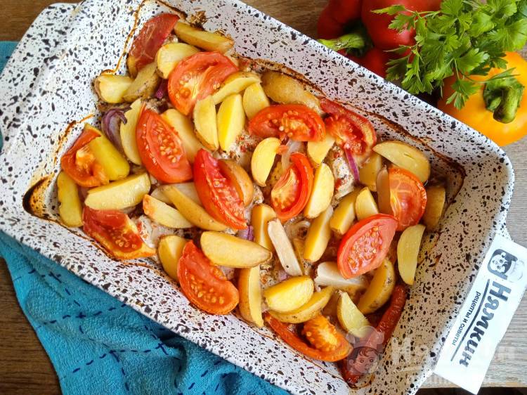 Картошка с курицей и помидорами в духовке