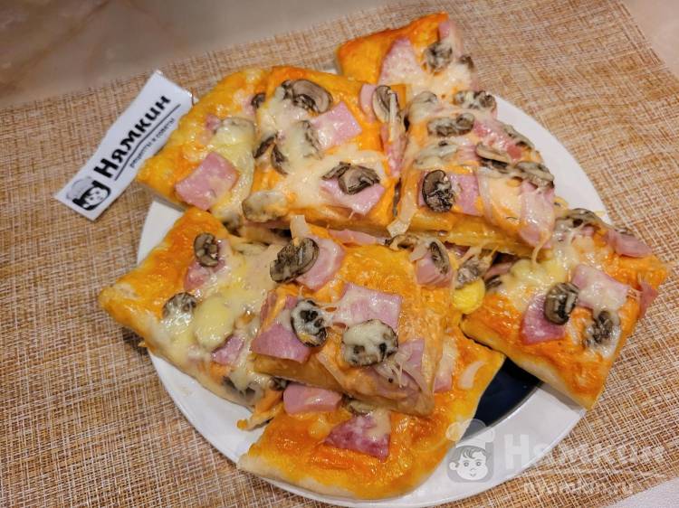 Дрожжевая пицца с шампиньонами, сыром, докторской и копчёной колбасой