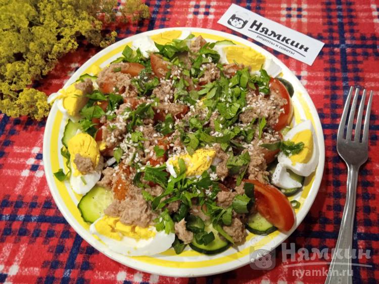 Салат с консервированным тунцом, яйцами, свежими помидорами и огурцами