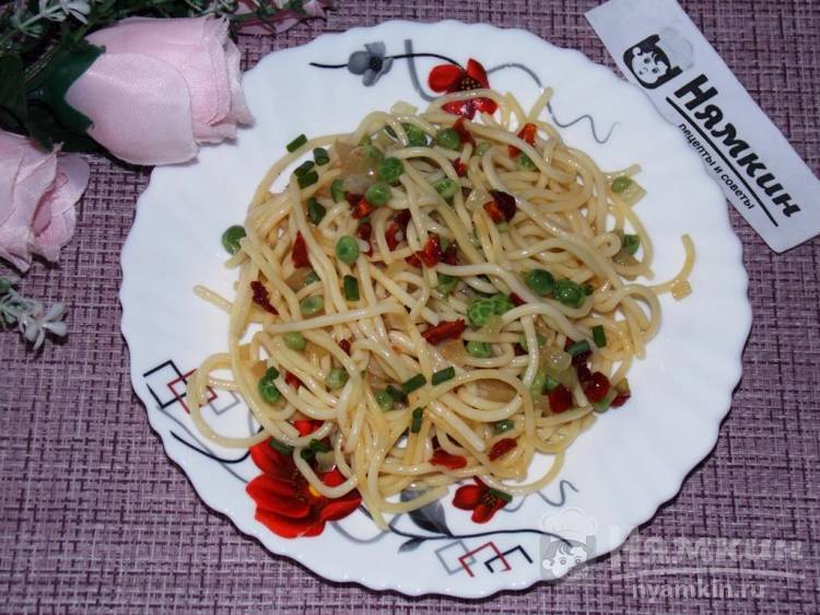 Спагетти с  зеленым горошком и сушеными томатами на сковороде