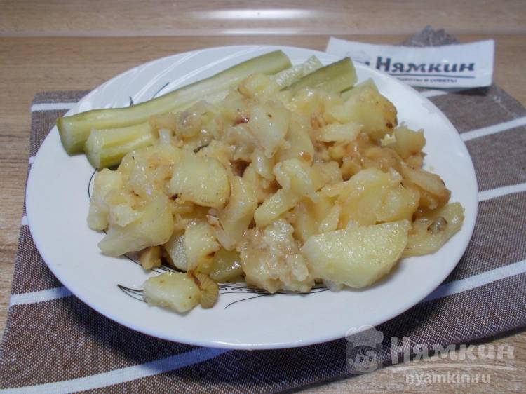 Тушеная картошка по-деревенски с луком и сливками на сковороде