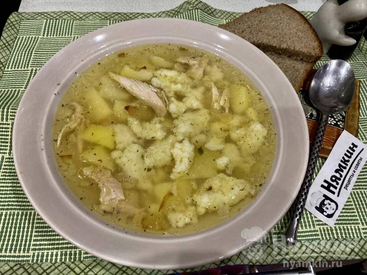 Вкусный суп с клецками и жареным луком на бульоне из домашней курицы