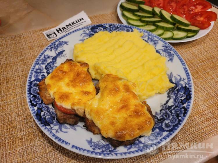 Мясо по-французки с помидорами, шампиньонами и сыром в духовке