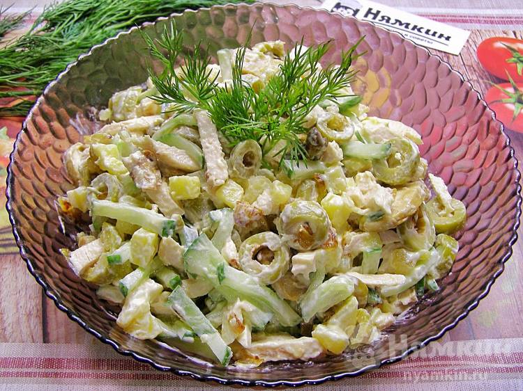 Салат из куриной грудки с жареными шампиньонами, свежими огурцами и оливками