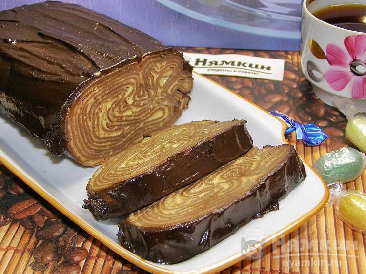 Десертный рулет из шоколадных блинчиков с творожным кремом