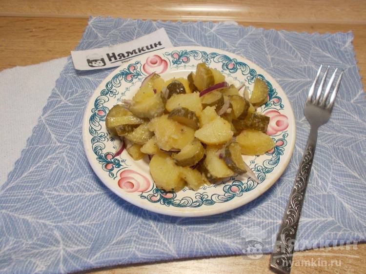 Теплый картофельный салат с маринованными огурцами и луком по-немецки