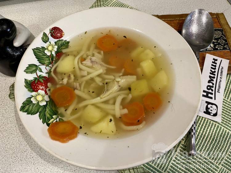 Легкий куриный суп с вермишелью и морковью