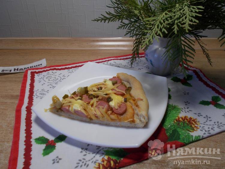 Домашняя пицца на дрожжах с сосисками и сыром в духовке
