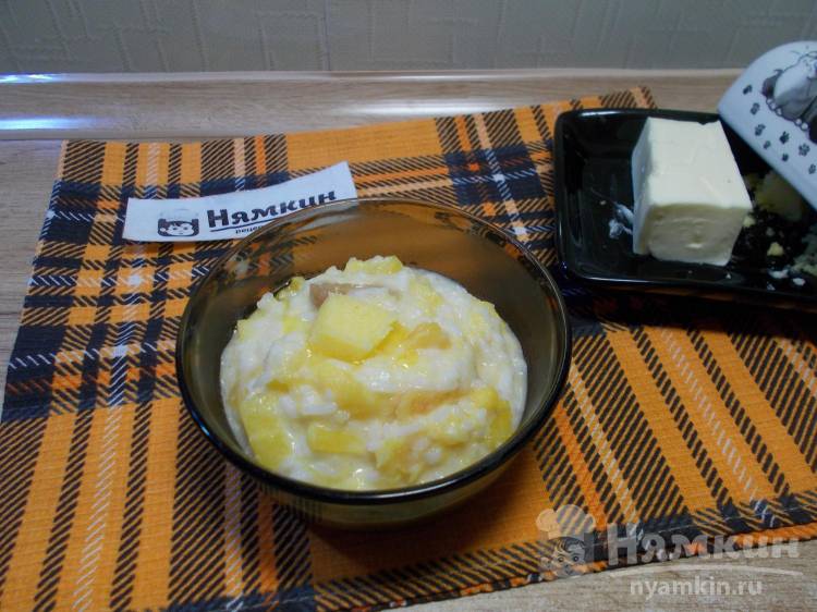 Молочная рисовая каша с замороженной тыквой и курагой