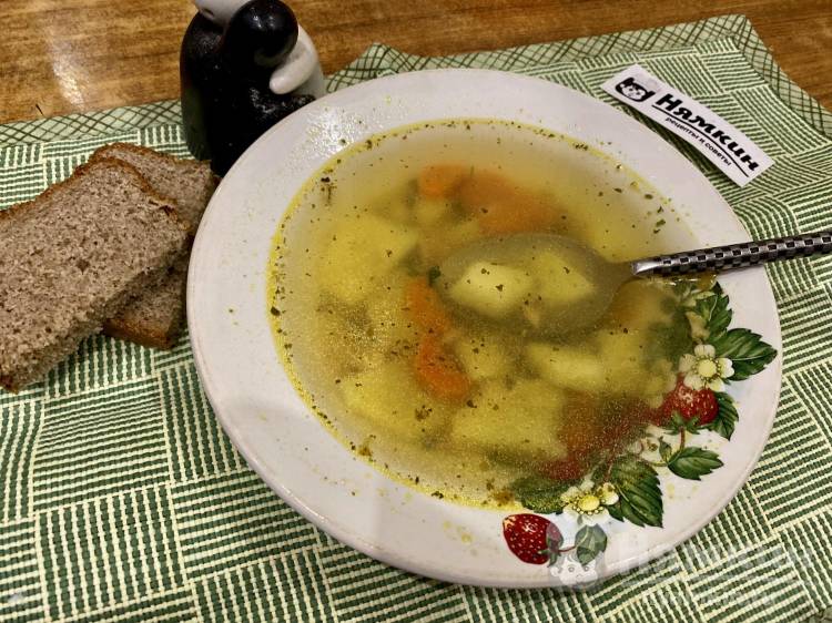 Легкий рыбный суп на бульоне из головы форели с овощами