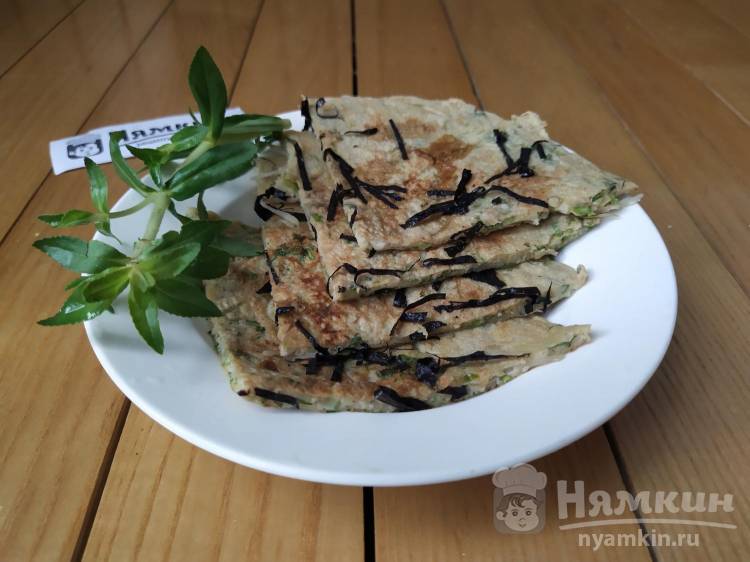 Окономияки - японские лепешки на сковороде с капустой и зеленью