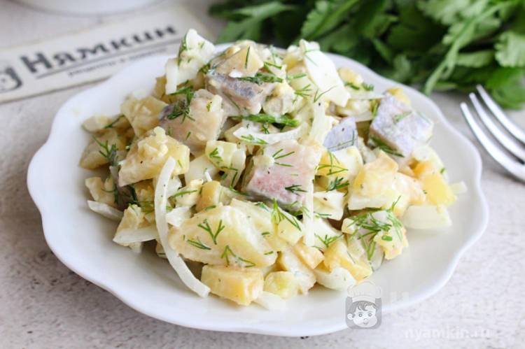Картофельный салат с сельдью, луком и вареными яйцами