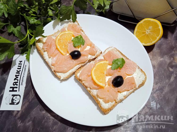 Бутерброды с плавленым сыром, красной рыбой и лимоном